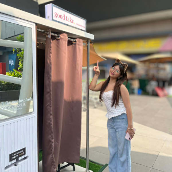Solo girl at bazaar